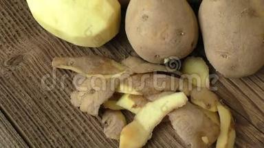 在木桌上放着嫩芽的老土豆球，准备种植